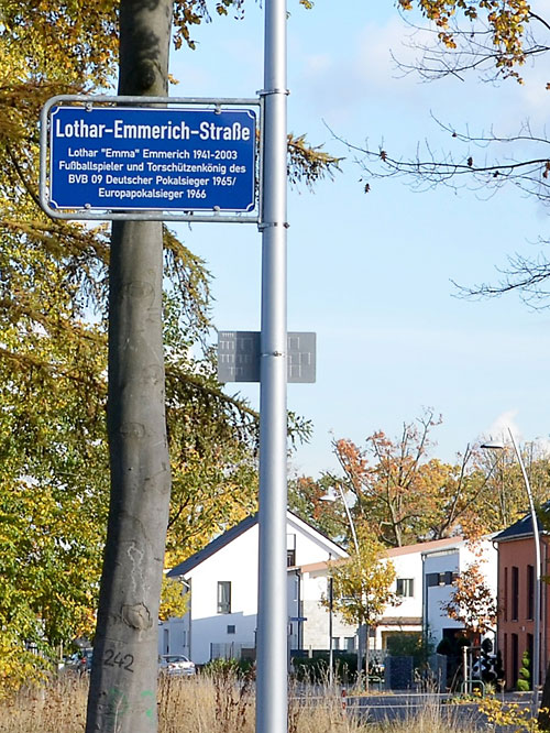 Teaserbild 02 BVB Straßenschild Lothar Emmerich Straße Bebauungsplan Wohngebiet Hohenbuschei Planquadrat Dortmund